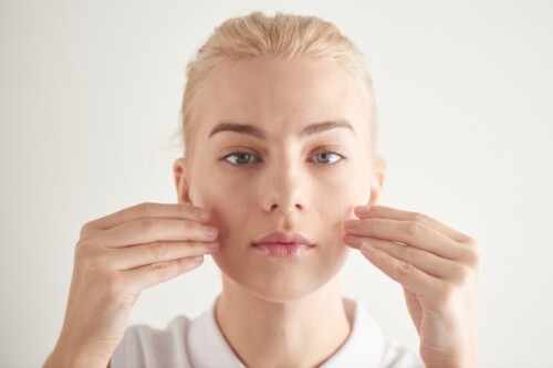 La gym et le massage du visage rajeunissent-ils vraiment ?