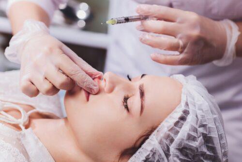 Plus d’interdiction formelle aux injections d’acide hyaluronique en cas de maladie auto-immune ! 