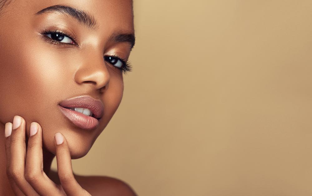 Peaux foncées et soleil : leurs vrais besoins expliqués par une dermato