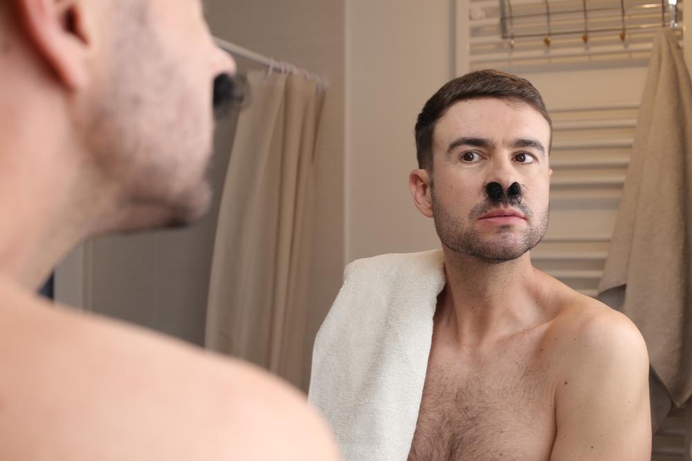 Nez, oreilles, sourcils : pourquoi les poils deviennent-ils anarchiques chez l’homme d’âge mûr ?